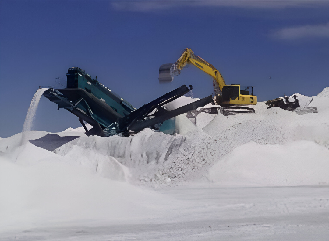 Montículos de Halita harneada lista para ser utilizada en procesos de lixiviación.