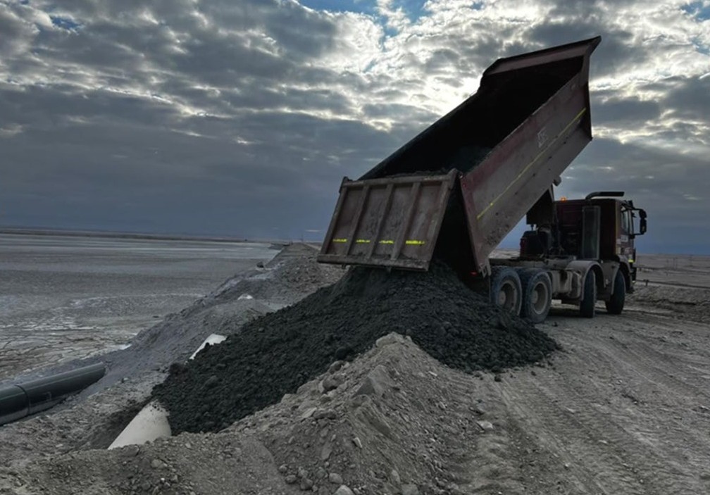 Vista de tuberías de termofusión utilizadas para el transporte de relaves o agua.